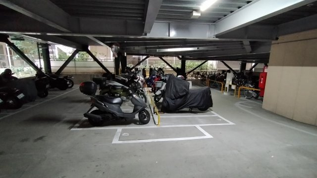 リバーガーデン森の城の駐車場|バイク置き場です。