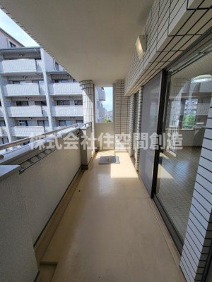 【バルコニー】 | ロイヤルスプリングス | 横にも広く幅もあるのでストレスなく洗濯物が干せそうですネ