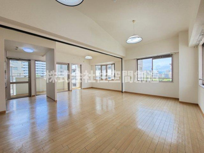 【居間・リビング】 | ロイヤルスプリングス | 可動間仕切りでレイアウトも自在！広いリビングの完成です