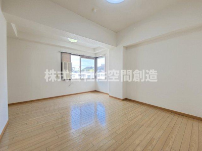 【寝室】 | ロイヤルスプリングス | ゆったりとしたお部屋には大きなベッドも設置可能ですね