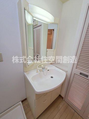 【洗面所】 | ロイヤルスプリングス | シャワー付き洗面台！三面鏡で身支度もらくらくです