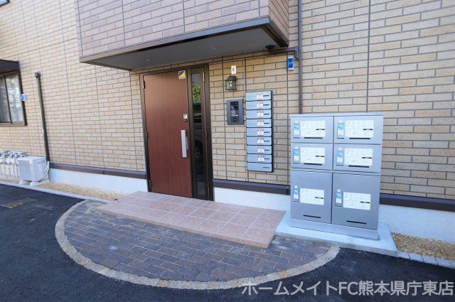 熊本市中央区菅原町のアパートのエントランス