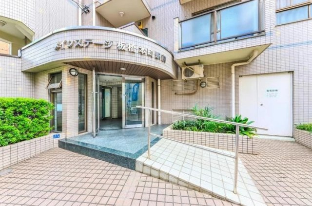 メインステージ板橋本町駅前のエントランス