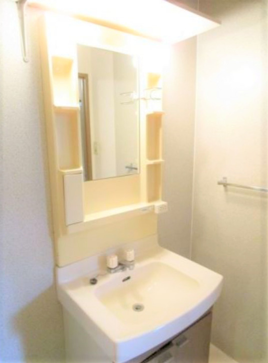 ファミーユシャトーの洗面所|スペースが確保できる洗面所です