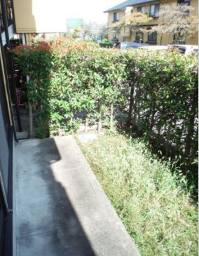 ファミーユシャトーの庭|お洗濯にも便利なバルコニー付き