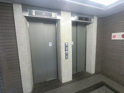 【その他共用部分】 | ワコーレ吉野町ガーデン | お買い物時やベビーカーの出し入れに便利なエレベーター付
混雑時にも便利なエレベーター2基付です。