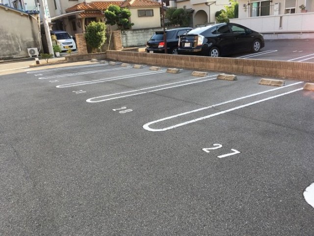 レフィナードカルチェC棟の駐車場