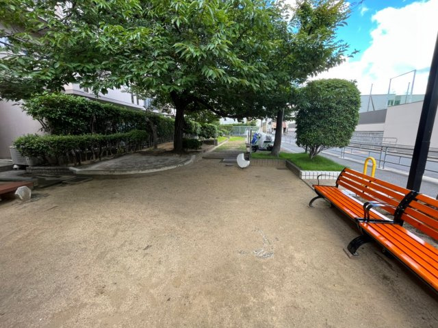 サングレール鶴見今津公園のその他共用部分|共用部分には小さなベンチスペースがあります。