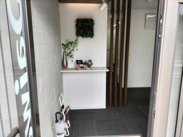 【玄関】 | Ｄ－roomマロン　貸事務所 | 明るい玄関です