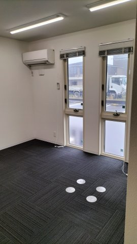 Ｄ－roomマロン　貸事務所の内装|明るい室内です