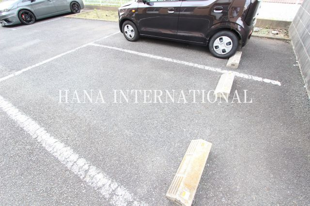 レオパレスグランドゥールの駐車場