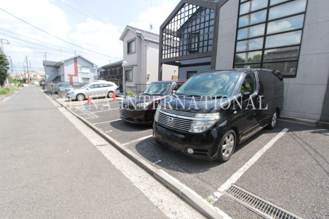 メイプルリーフの駐車場