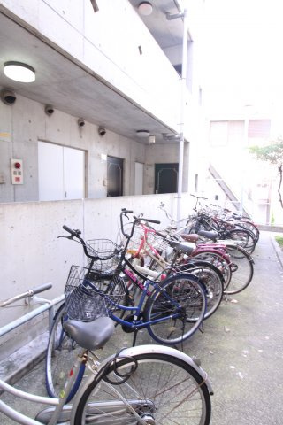 アスフローレスの駐車場