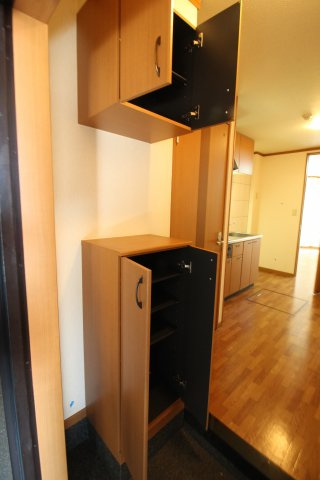 コンフォール白水の玄関