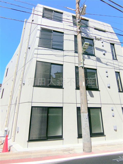COCOFLAT蒲田EASTの外観|2022年7月築　RC鉄筋コンクリート造地上4階建て総戸数14戸Wi-Fi対応の光インターネット無料オートロック防犯カメラ宅配BOX付デザイナーズマンション　東京都大田区南蒲田1丁目　京急蒲田駅近