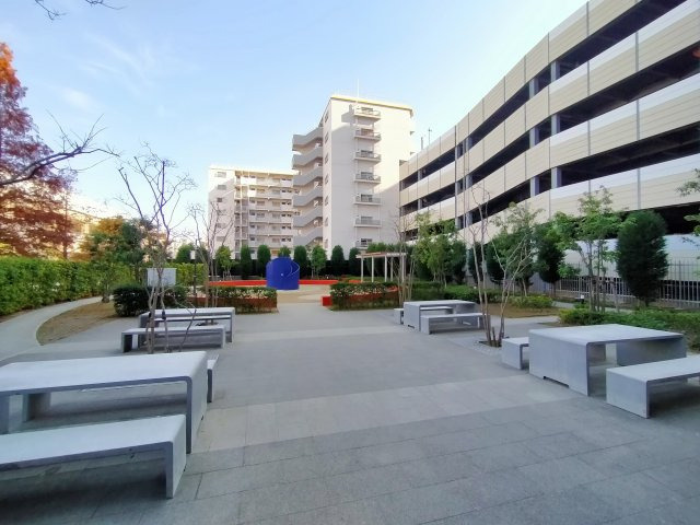 サンクタス城東深江橋のその他共用部分|綺麗に整備された共用部分です。お子様が遊んでいる間、ベンチで一息、癒しの時間になりますね。