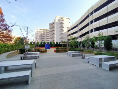 【その他共用部分】 | サンクタス城東深江橋 | 綺麗に整備された共用部分です。お子様が遊んでいる間、ベンチで一息、癒しの時間になりますね。