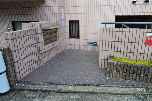 香里ロイヤルアーバンのエントランス|防犯カメラあり