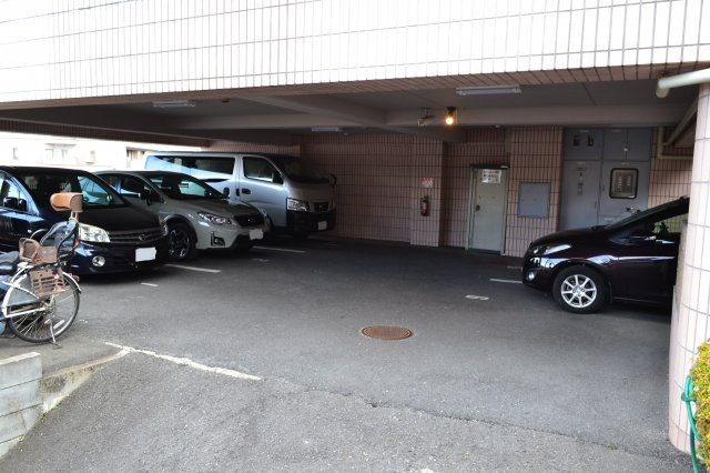 香里ロイヤルアーバンの駐車場|敷地内駐車場