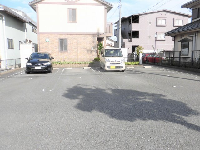 リビングタウン中野IIの駐車場