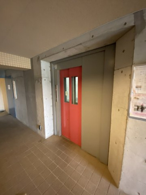 【その他共用部分】 | 東急ドエル・横浜ヒルサイドガーデン４番館 | お買い物時やベビーカーの出し入れに便利なエレベーター付です。