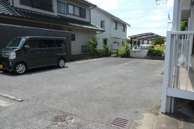 万寿東ハイツの駐車場