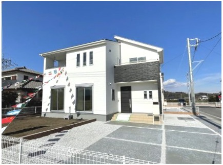 第1吉井町本郷（全6棟）1号棟の外観|ナチュラルで飽きの来ないデザインは流行に左右されない家の形です。外構も綺麗に仕上がっています(^▽^)/
