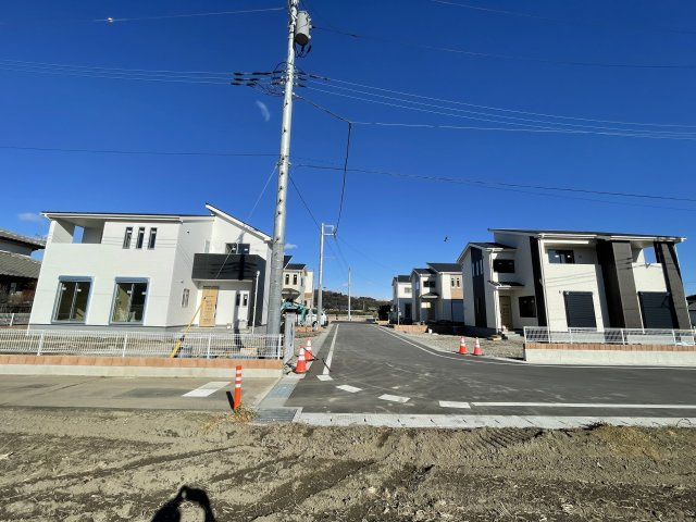 第1吉井町本郷（全6棟）1号棟の前面道路含む現地写真