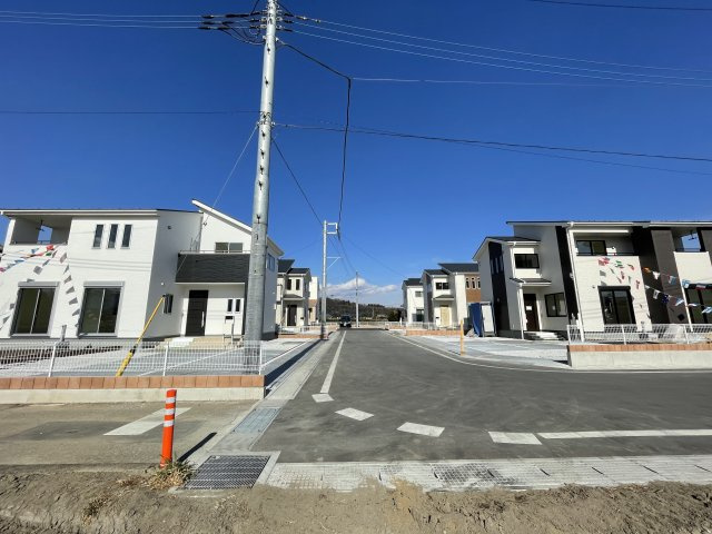第1吉井町本郷（全6棟）1号棟の前面道路含む現地写真