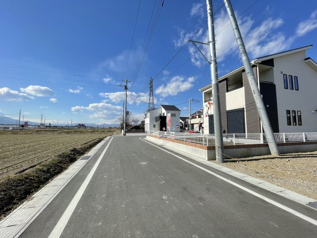 第1吉井町本郷（全6棟）1号棟の前面道路含む現地写真