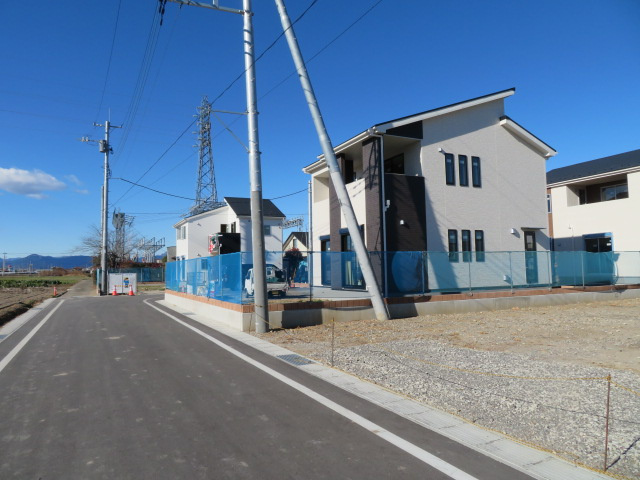 第1吉井町本郷（全6棟）5号棟の前面道路含む現地写真|2022.12撮影