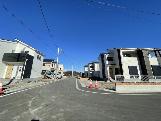 第1吉井町本郷（全6棟）5号棟の外観|隣地との距離も保ちながらも綺麗な街並みに溶け込みました！
駐車スペースやお庭も十分に確保しています！