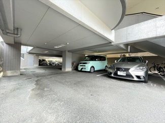 【駐車場】 | 駐車場は嬉しい屋根付きです♪