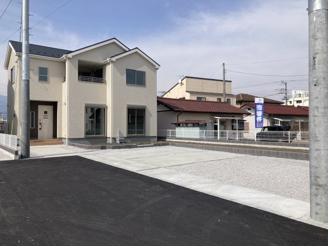 リーブルガーデンS第11渋川金井　3号棟の前面道路含む現地写真|前面道路も広々していて車の出し入れも楽々です