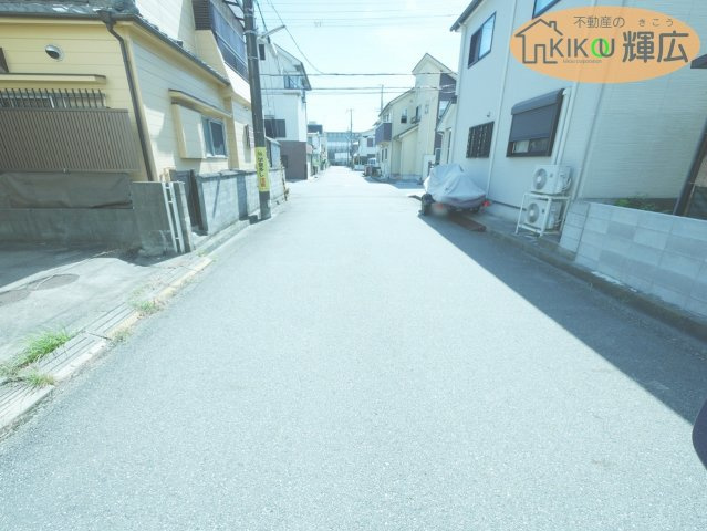 【前面道路含む現地写真】 | 加古川市加古川町河原　土地 | 前面道路5ｍ、間口約5.1ｍです。