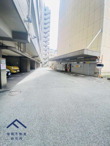 コモダス天神の駐車場
