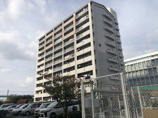 【外観】 | 貝塚駅から徒歩9分の好立地。これからの発展が注目を集めている箱崎九大跡地エリアです。駐車場が１台分無料で確保されているので、車をお持ちの方でも安心です♪