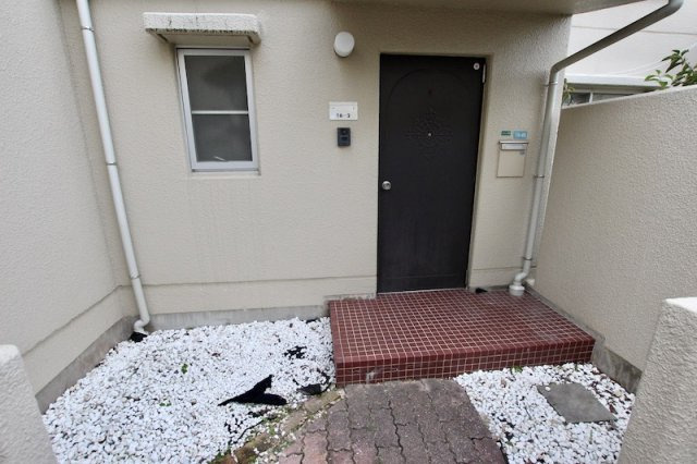 レイクタウン屋形原16棟のエントランス|玄関前のポーチです。自転車はここにも置けます。