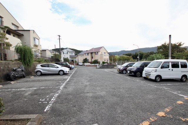 レイクタウン屋形原16棟の駐車場