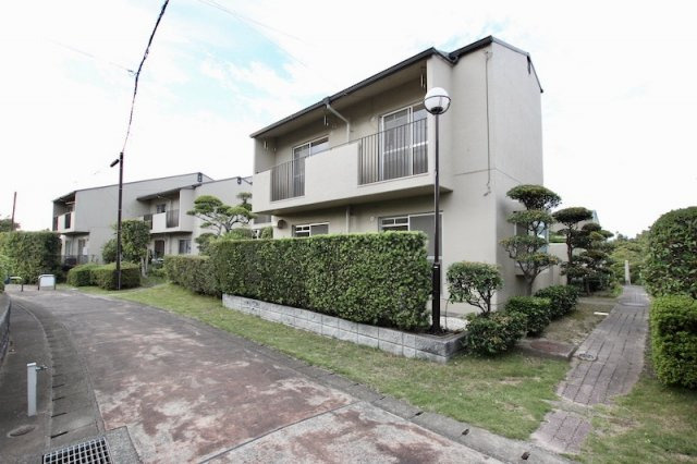 レイクタウン屋形原16棟の外観|戸建のような共同住宅。敷地内の木なども整えられて、とてもきれいな敷地内です。