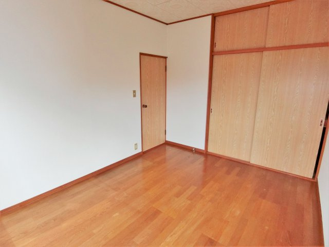 ホワイト貸家の洋室