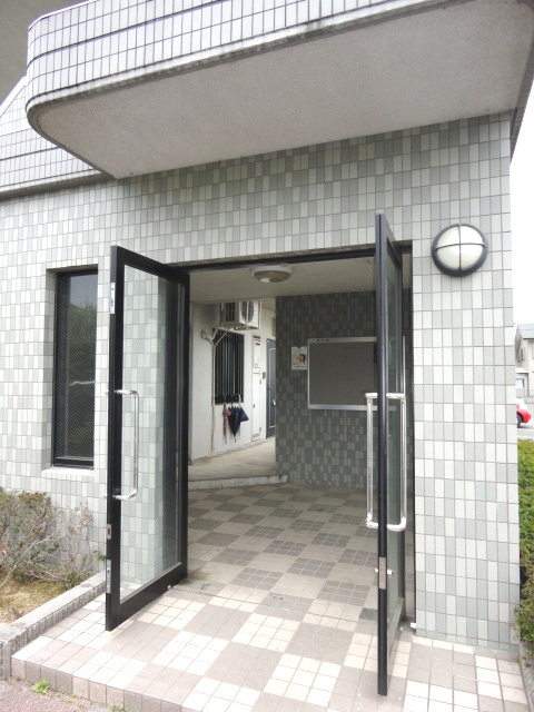 サンライズ大善寺【キャッシュバック対象物件】のエントランス|落ち着いたエントランスです