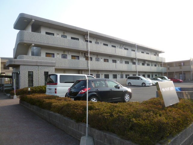 サンライズ大善寺【キャッシュバック対象物件】の駐車場|駐車場に車を止められます