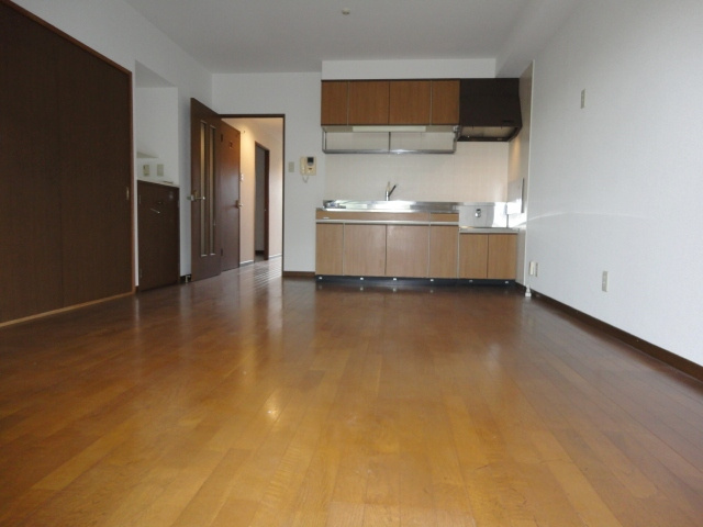 サンライズ大善寺【キャッシュバック対象物件】の居間・リビング|ゆったり過ごせるリビングです