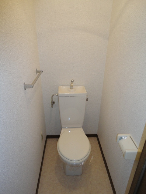 サンライズ大善寺【キャッシュバック対象物件】のトイレ|落ち着いた色調のトイレです