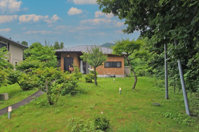 【外観】 | 高島市マキノ町大沼553-1　中古戸建 | 建物外観、緑の自然の中の素敵な平家です。
