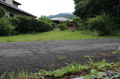 【前面道路含む現地写真】 | 高島市マキノ町大沼553-1　中古戸建 | 前面道路から駐車スペースも兼ねた前庭越しの外観