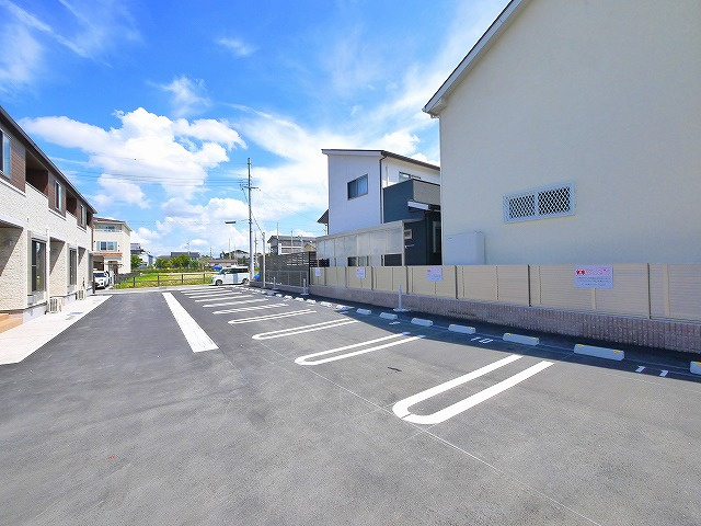 Alice（アリーチェ）の駐車場|車をお持ちの方に嬉しい駐車場付きの物件です