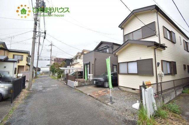 見沼区染谷　中古一戸建ての前面道路含む現地写真