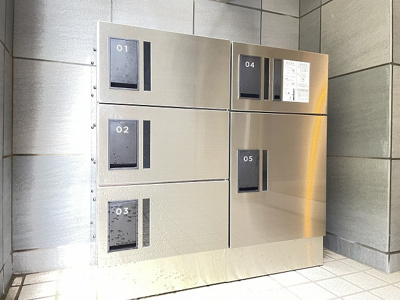 【その他共用部分】 | アイヒルズ美しが丘 | 共用エントランスには宅配BOXがあるので荷物の受け取りもスムーズに♪再配達を依頼する手間が省けます☆